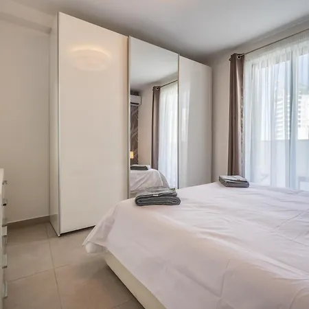 Modern Marvel With Views Appartamento